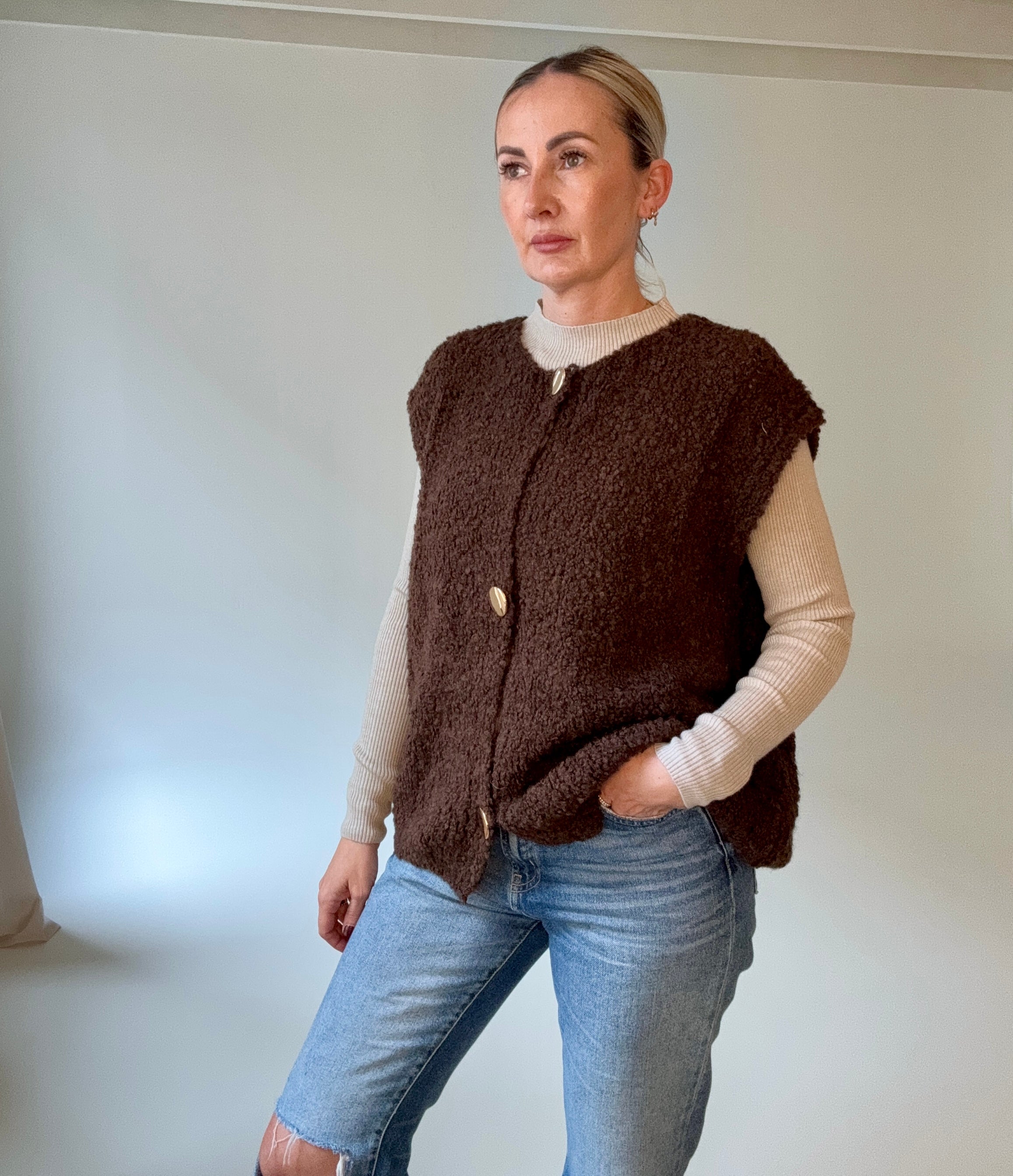 Strickweste mit goldenen Knöpfen