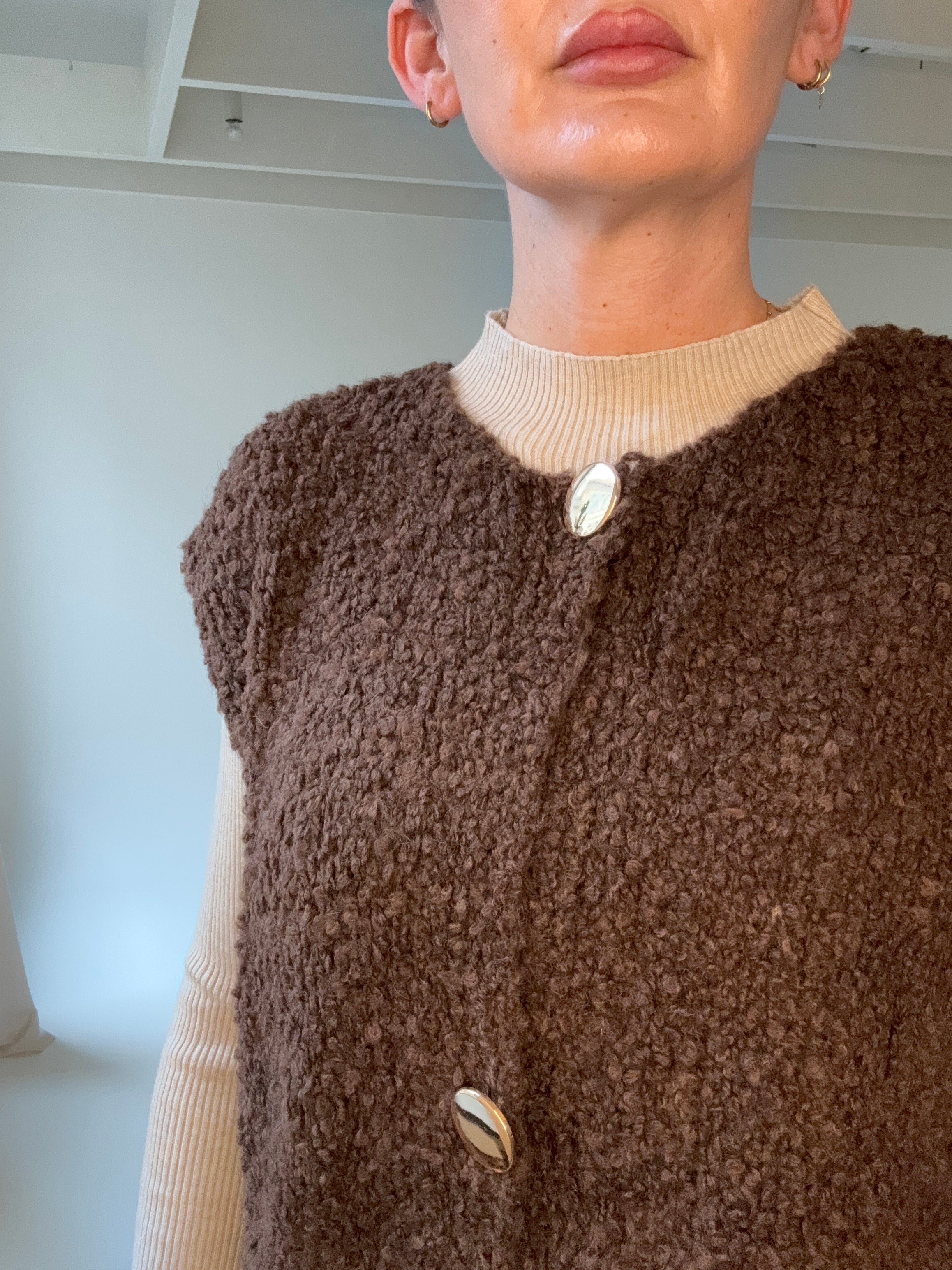 Strickweste mit goldenen Knöpfen