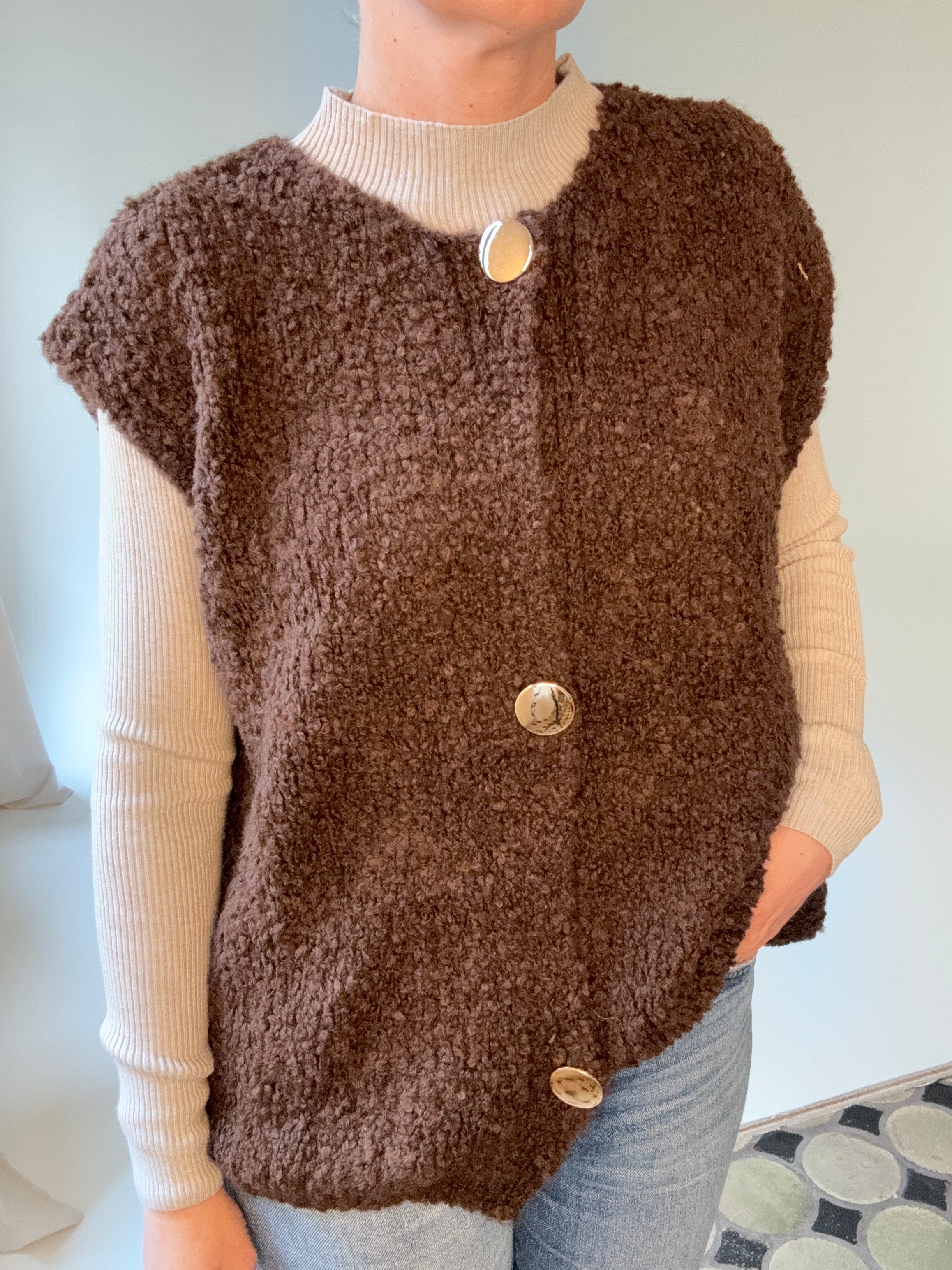 Strickweste mit goldenen Knöpfen