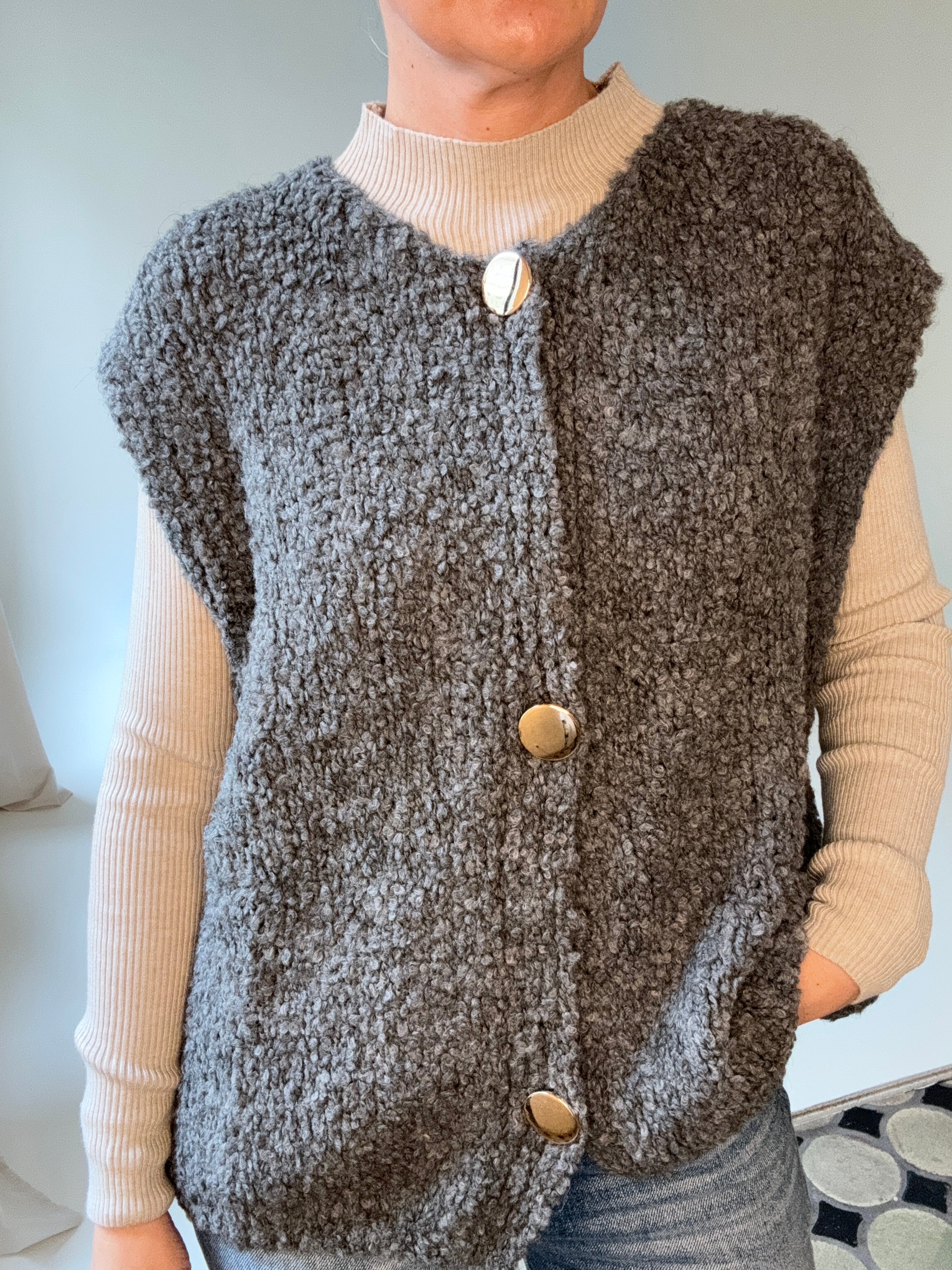 Strickweste mit goldenen Knöpfen