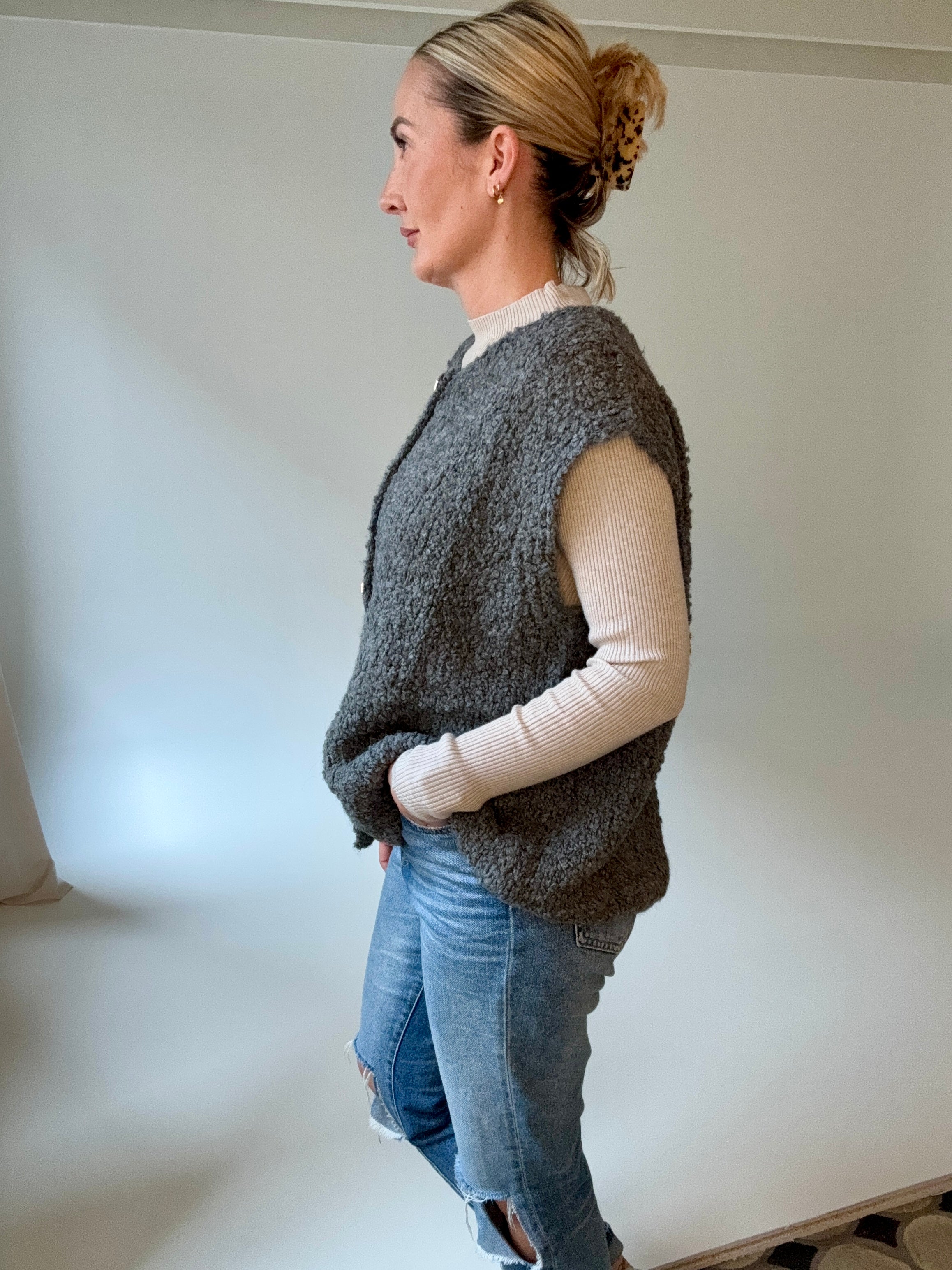 Strickweste mit goldenen Knöpfen
