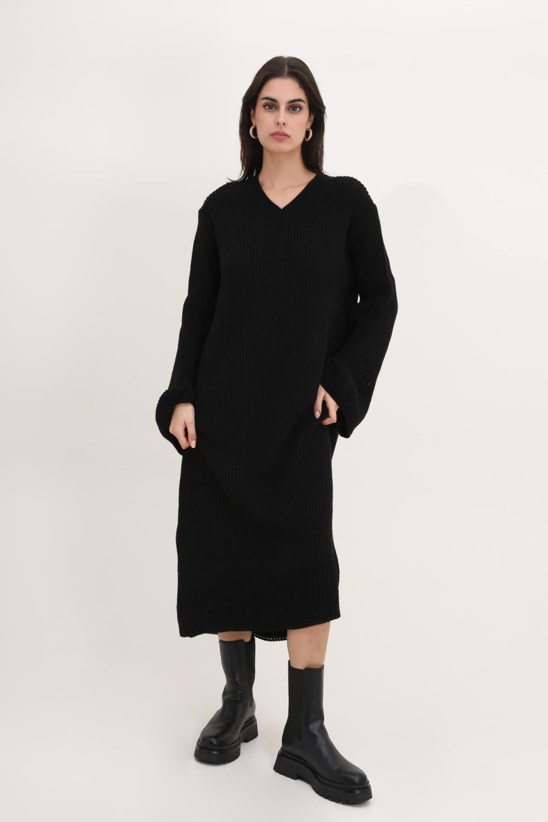 Langes Strickkleid mit V Ausschnitt und weiten Ärmeln