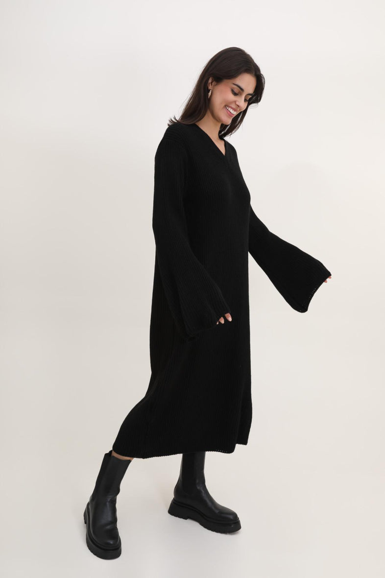 Langes Strickkleid mit V Ausschnitt und weiten Ärmeln
