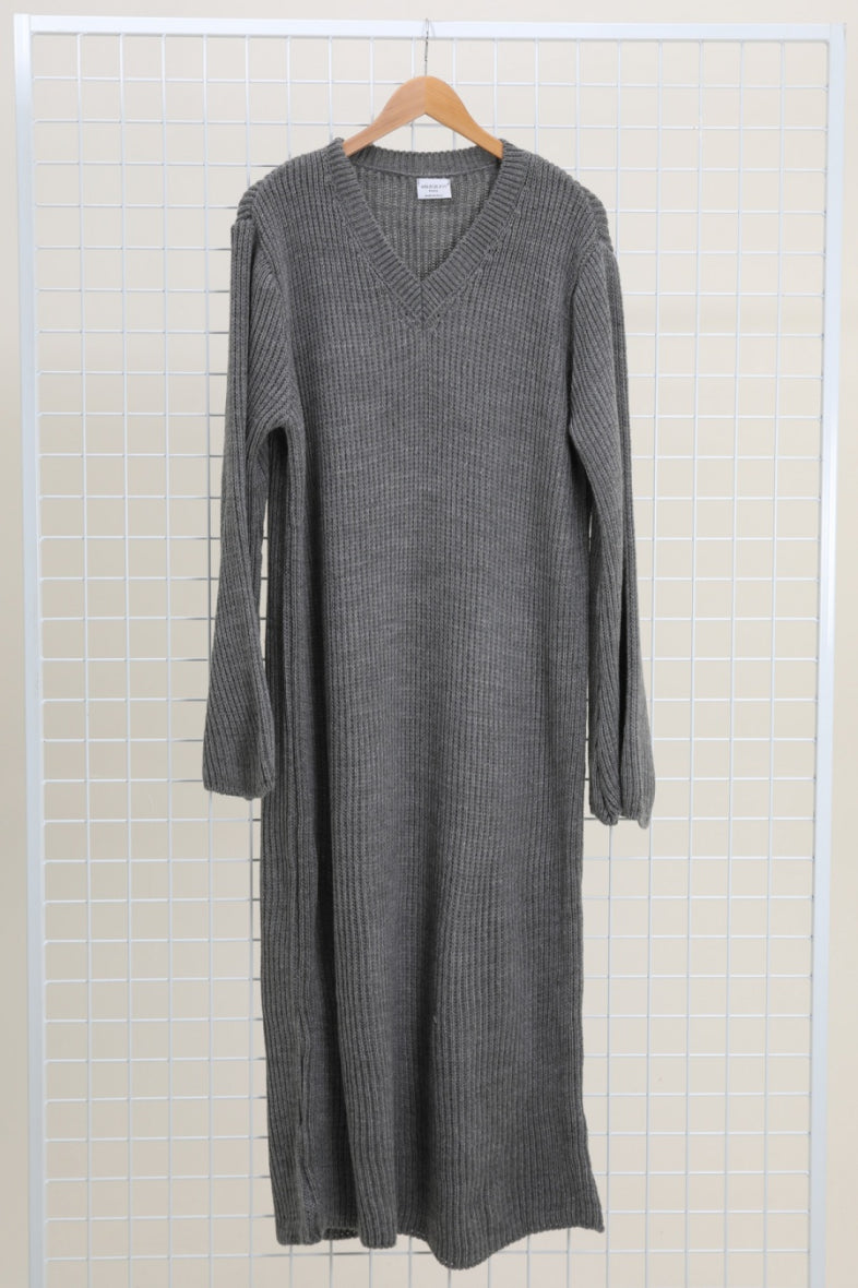 Langes Strickkleid mit V Ausschnitt und weiten Ärmeln